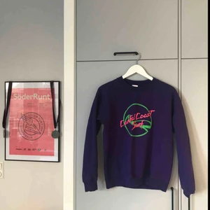  - Säljer sweatshirt i bra skick. Den är mörk lila och passar någon som är S. Sjukt snyggt tryck. Köpt på beyond retro för 400kr. Säljer för halva. Kan hämtas i Sthlm annars kan jag skicka...Jag bjuder på frakt! 