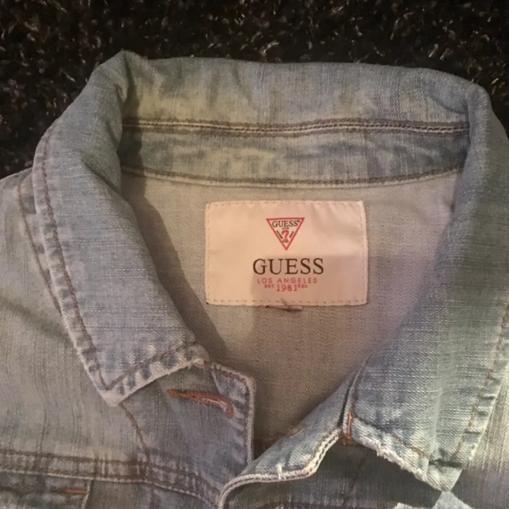 Thrifted Guess denim jacket | M-L | Meet ups in Sthlm, shipping fee not included in price ✨. Jackor.