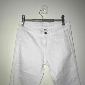 Vita lågmidjade jeans i storlek 27, en fraktkostnad tillkommer 🌹