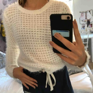  - En vit stickad tröja ifrån GinaTricot i storlek S, fint skick. Frakt tillkommer