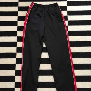  - Joggingbyxor från märket antimatter, endast testade.