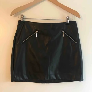  - Aldrig använd skinnkjol 