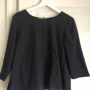  - En super fin marinblå blus 