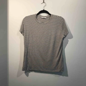  - Säljer en randig tröja från Zara i storlek L. Frakten är inräknat i priset.