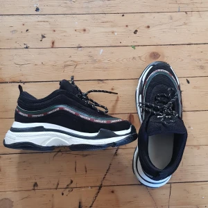  -  Använda 1 gång men för små. Storlek 37 men skulle säga 36 eftersom jag har 37 egentligen. Frakt tillkommer  