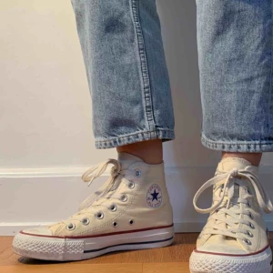  - Höga benvita Converse i fint skick. Storlek 36