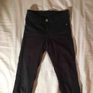  - Grå/svarta jeans som formar bra. Lite urtvättade men är inget man tänker på. Skönt material osv. Sparsamt använd med fortfarande bra skick. Köptes för ca 1 år sedan.