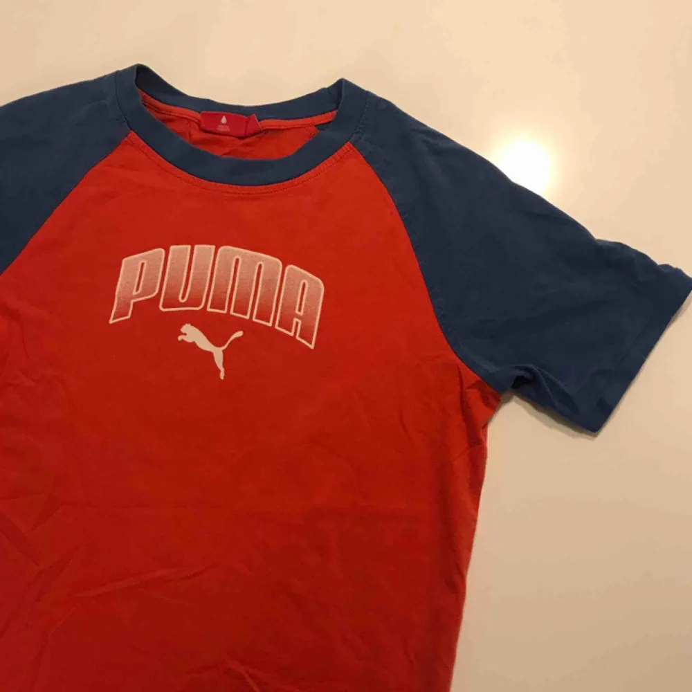 Snygg vintage t-shirt från puma! Frakt tillkommer på 28kr. . T-shirts.