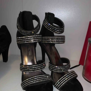  - Glitterklackar i storlek 39, använda en gång. 