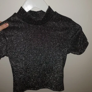  - Suuper snygg glittrig festtop som är perfekt till nyår!  Fraktpris tillkommer med 18kr!