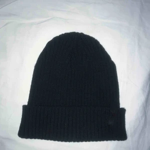  - Svart ribbad mössa från märke Everest! Den är kolsvart (dåligt ljus på bilden). Nypris 129kr, köpt för två veckor sedan men använd en gång så kan inte lämna tillbaka :(