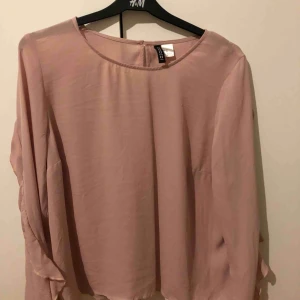  - Fin puderrosa blus från h&m. Storlek 44 men är definitivt väldigt liten i storleken.  