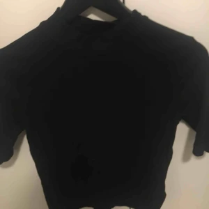  - Ribbad Crop top från H&M, svart, aldrig använd. Strl L men mer som S. 