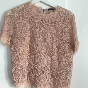  - En till söt spets tröja från zara. Använd en gång så är som ny! 