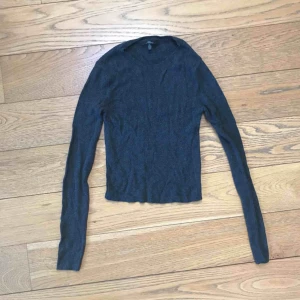  - Midjekort mörkgrå stretchig tröja från turkiska Mavi, köpt i Istanbul. 
