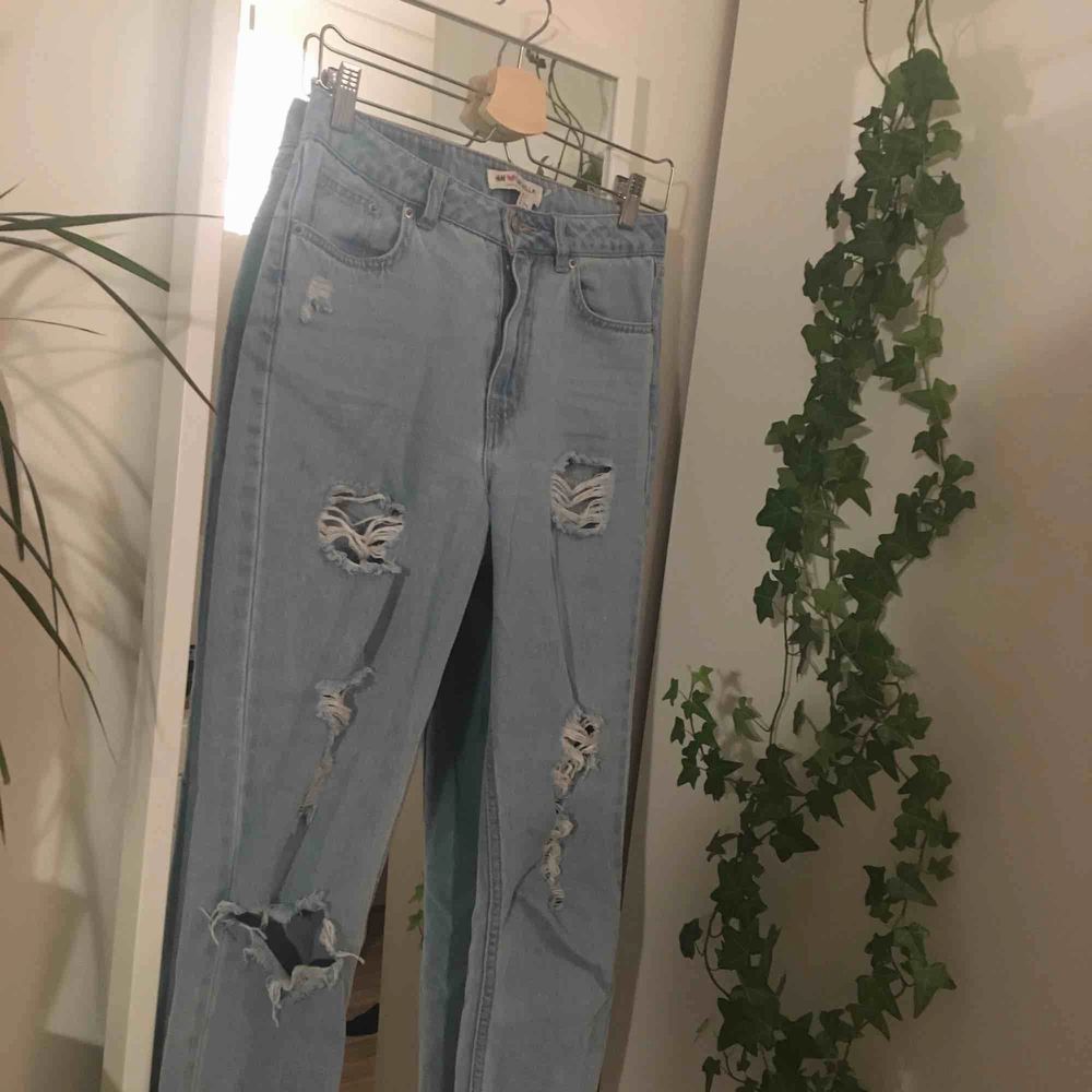 Ljusblåa mom jeans med slitningar från H&M. Frakt ingår inte i priset. Jeans & Byxor.