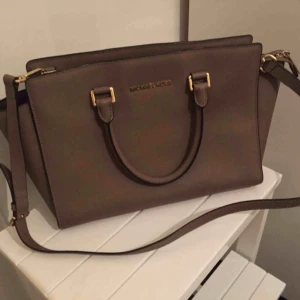  - Original Michael Kors väska med dustbag, sandfärgad