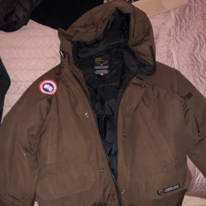canada goose jacka unisex  -  canada goose i jättebra skick, säljer för att den är för stor för mig, storlek M, till både tjejer o killar, pris kan diskuteras. 