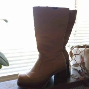  - Snygga stövlar, lite retro-feeling. Trubbig tå som var ganska populärt på 90-talet. För smala i skaftet för mig, annars hade jag behållt dom. 