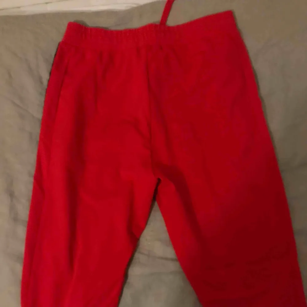 Röda striped bikbok byxor, använd max 3 gånger! Frakt: 40kr . Jeans & Byxor.
