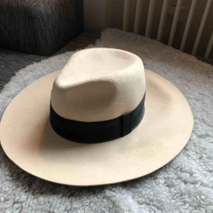  - Beige snygg hatt från märket K. Cobler. 