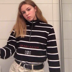  - Supersnygg tröja från Sweet Sktbs x Helly Hansen.  Ursprungspris ca 900kr. Väldigt bra skick. Betalas via swish och kan fraktas 😊