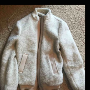  - Lurvig jacka från Bikbok, köparen står för frakt 55 kr. Swish föredras. 