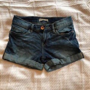  - Stretchiga jeansshorts