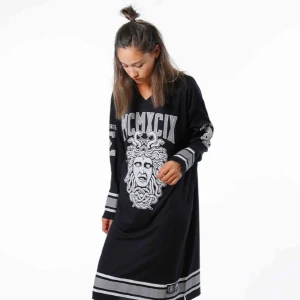  - SWEET sktbs medusa klänning. oversized. använd fåtal ggr så i jättebra skick! köpt för 599kr.  Frakt tillkommer!