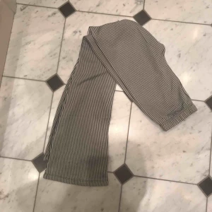  -  Randiga utsvängda byxor i Jersey, helt nya med lappar kvar! Beställdes för 350 kr men de var tyvärr för små, blev riktigt sur men orkade aldrig skicka tillbaks, classic 🤠, så nu blir de dina för 150 kronor!  Möts upp i Stockholm 💕