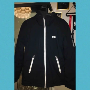 - Helly Hansen skidjacka storlek M dammodell. Använd 1 säsong så väldigt bra skick. Köpare står för frakt, kolla mina andra annonser! Pris går att diskutera. 