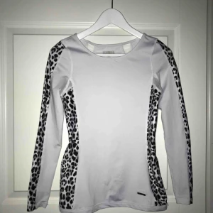  - Fantastiskt snygg träningströja från Stronger, ett reflexband i nacken som försvunnit i tvätten, för övrigt i nyskick, använd max 2 gånger.  Endast SERIÖSA hör av sig, tack! 😊 175 INKL frakt🌸