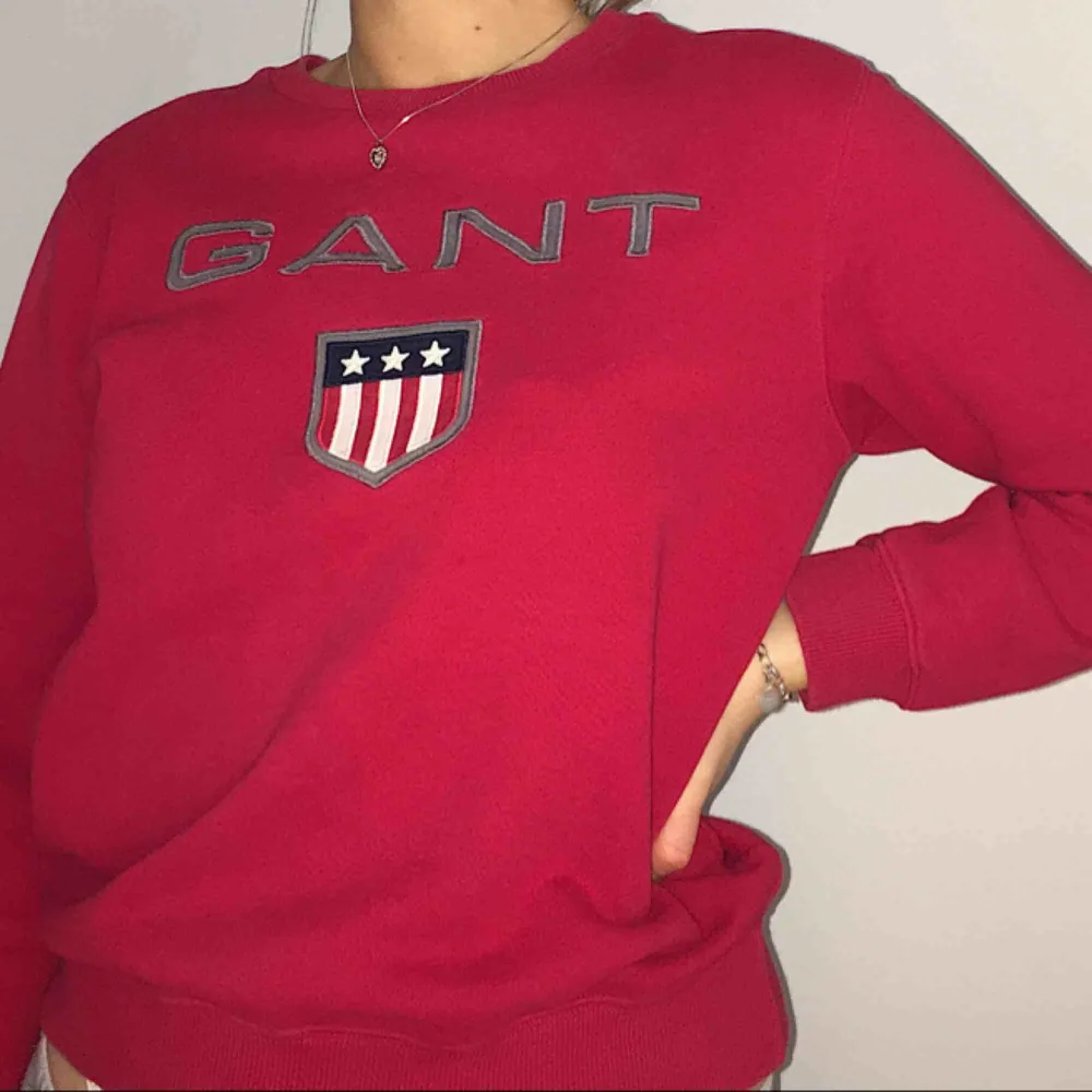 Klarröd Gant sweatshirt köpt förra året för 700kr. Bra vardagsplagg och passform för XS. Stort sett oanvänd, burit max 4-5 gånger (inkluderat bilden).☺️. Tröjor & Koftor.