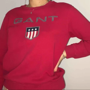  - Klarröd Gant sweatshirt köpt förra året för 700kr. Bra vardagsplagg och passform för XS. Stort sett oanvänd, burit max 4-5 gånger (inkluderat bilden).☺️