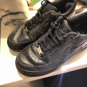  - Säljer mina låga svarta Nike Air force 1 som jag köpte för ca två år sen, använt dom rätt mycket så lite slitna är dom men inte så farligt.  Betalning sker via swish💸 Köparen står för frakt💕