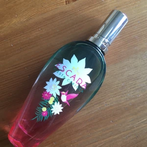  - säljer en helt oanvänd escada fiesta carioca. nypris ca 400 kr. hämtas i sthlm eller skickas om köparen betalar frakt.  jag säljer massor av produkter & plagg, vill du ha flera saker blir det mängdrabatt. 