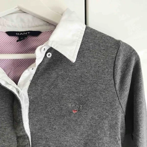  - Snygg och väldigt bekväm tröja från GANT, mer likt en skjorta✨✨ Den är knappt använd så plagget är i bra skick. Eventuell frakt tillkommer.