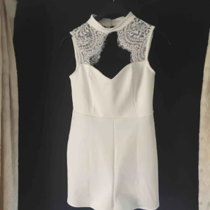  - Playsuit från Nelly, nypris 499:-. Köpt till studenten men aldrig använd då jag hittade en annan. Endast provad och prislappen sitter kvar! Storleken är M, men passar mig som vanligtvis har L då den är stretchig. Betalas via swish, köpare står för frakt ✨