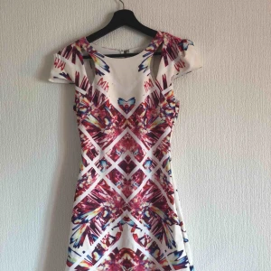  - Klänning i härligt mönster, dragkedja på ryggen. Kan hämtas i Malmö eller Hässleholm. Köpare står för frakt.  OBS! Finns katt i hem.