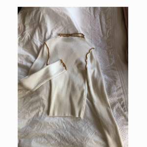 Söt tröja från Topshop som är oanvänd! Den är i off-white med guldiga detaljer.