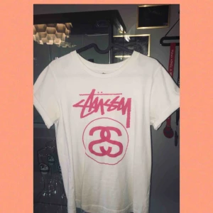  - Stussy T-shirt i storlek S. Köpare står för frakt. Kolla mina andra annonser! 