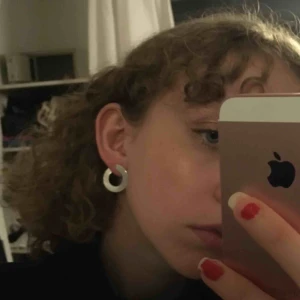  - Skitcoola örhängen från Weekday! Använt endast en gång. Kan mötas upp i Malmö annars står köparen för frakt.