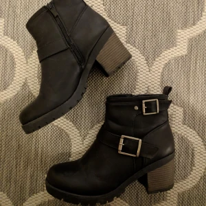  - Snygga vinterkängor med klack i storlek 40. Mycket sparsamt använda.