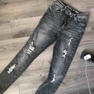  - Snygga Jeans från Bikbok, aldrig använda 