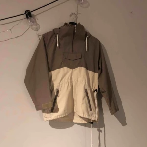  - Fin vår/höst jacka! Tunn i materialet men funkar bra med en tjocktröja under! Kan mötas upp i Sundsvall annars står köparen för frakt! 