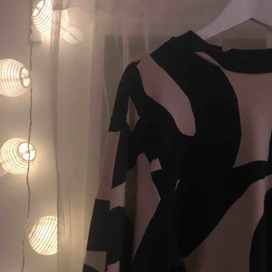  - Weekday tröja med coolt mönster och ballongarmar, änvänd max 5 ggr  Nypris: 400kr Köparen står för frakt  För fler bilder medela mig  