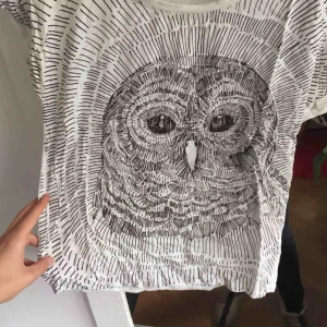  - t-shirt med uggletryck från hm!! Använt men fint skick! Behövs strykas :) 