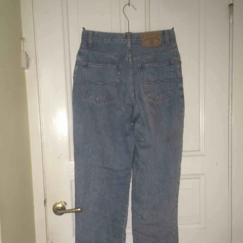 Vintage jeans i 80-talsstil. Fri frakt. Observera fläckar längst ned vid benen, skickar bild på dessa vid intresse.. Jeans & Byxor.