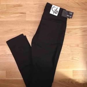  - Ett par svarta mid rise jeans från cheap monday med hål på knäna. Mjuka och innehåller elastan vilket gör dem formbara. Oanvända ✨säljer pga för små