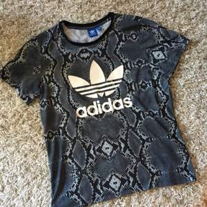 Tshirt från Adidas. Skulle säga att den är lite oversize i passformen och passar bra till small/medium. Använd men absolut i fint skick fortfarande. Köpt för 399 kr. 